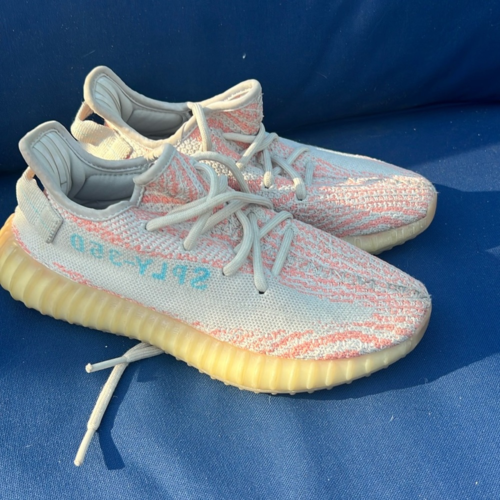 Yeezy boost 350 V2 chalk coral size 6 1/2